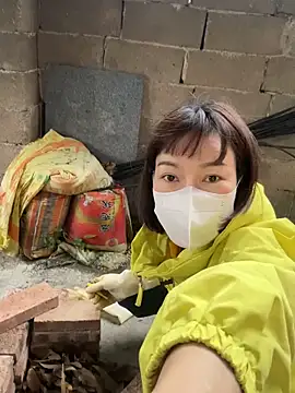 Snapshot of Linda-LL chatting on October 2025 05:29:01 AM Linda-LL online show from October 2025 05:29:01 AM