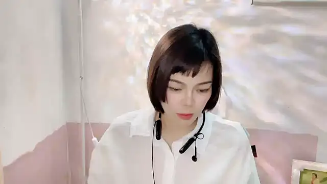 Snapshot of Linda-LL chatting on October 2025 02:05:01 PM Linda-LL online show from October 2025 02:05:01 PM