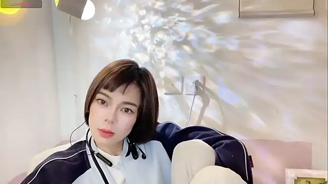 Snapshot of Linda-LL chatting on October 2025 01:48:02 AM Linda-LL online show from October 2025 01:48:02 AM