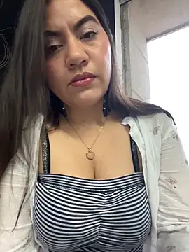Iam  Cristal online show from May 2026 10:28:01 PM