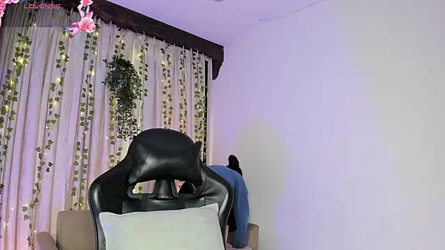 HannaRhodes online show from November 2025 02:06:02 PM