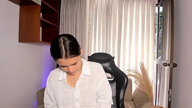 HannaRhodes online show from November 2025 12:53:02 PM