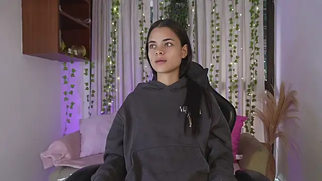 HannaRhodes online show from December 2025 12:50:01 PM