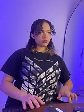 MadelineBenet online show from November 2025 03:21:02 AM