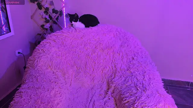 MadelineBenet online show from September 2025 01:12:01 AM