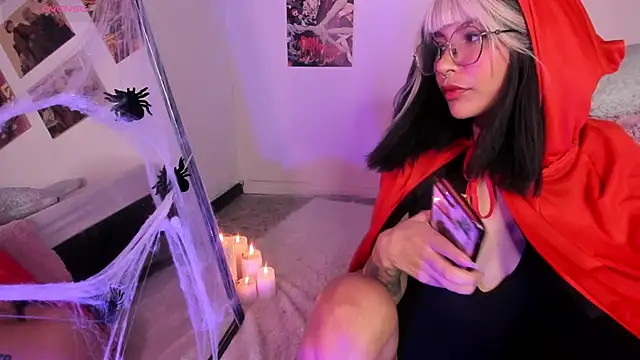 Luna-Chann online show from October 2025 08:30:01 PM