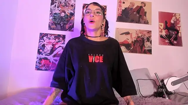 Luna-Chann online show from November 2025 10:02:01 PM