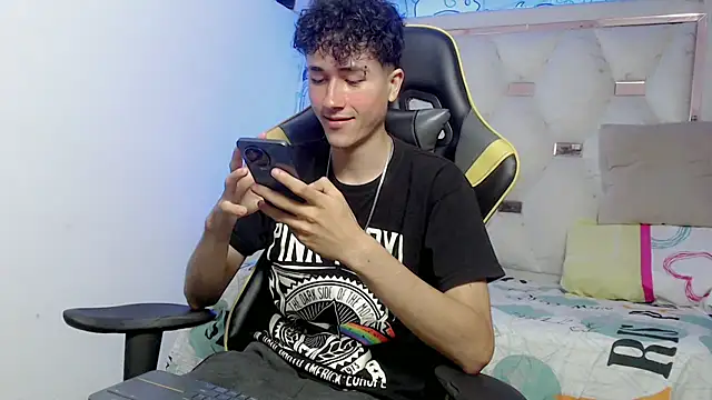 Snapshot of johnny_cagee chatting on November 2025 04:05:01 AM johnny cagee online show from November 2025 04:05:01 AM