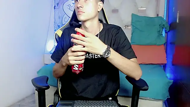 Snapshot of johnny_cagee chatting on December 2025 04:33:01 AM johnny cagee online show from December 2025 04:33:01 AM