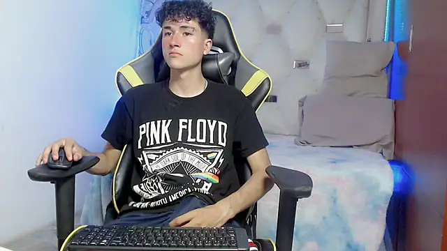 Snapshot of johnny_cagee chatting on November 2025 06:07:02 AM johnny cagee online show from November 2025 06:07:02 AM