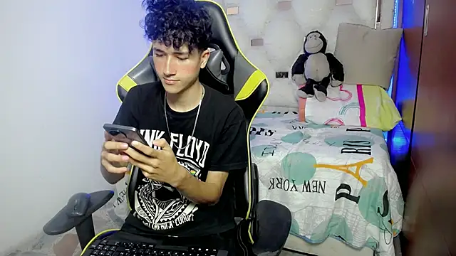 Snapshot of johnny_cagee chatting on November 2025 03:38:02 AM johnny cagee online show from November 2025 03:38:02 AM