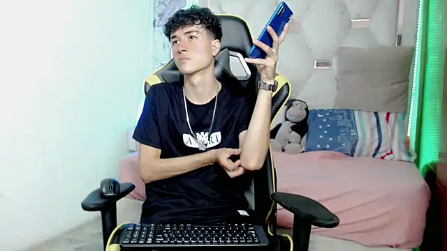 Snapshot of johnny_cagee chatting on December 2025 03:33:01 AM johnny cagee online show from December 2025 03:33:01 AM