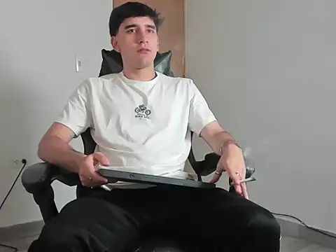 leo030809 online show from April 2026 10:38:02 PM