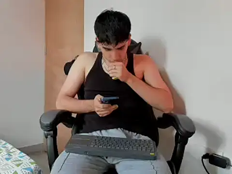 Snapshot of leo030809 chatting on December 2024 09:29:02 PM leo030809 online show from December 2024 09:29:02 PM