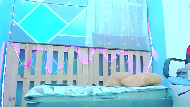 Snapshot of Michellcockxxx chatting on February 2025 05:24:01 AM Michellcockxxx online show from February 2025 05:24:01 AM