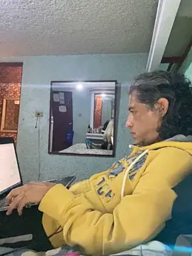 Snapshot of Effyvice13 chatting on September 2025 03:24:02 AM Effyvice13 online show from September 2025 03:24:02 AM