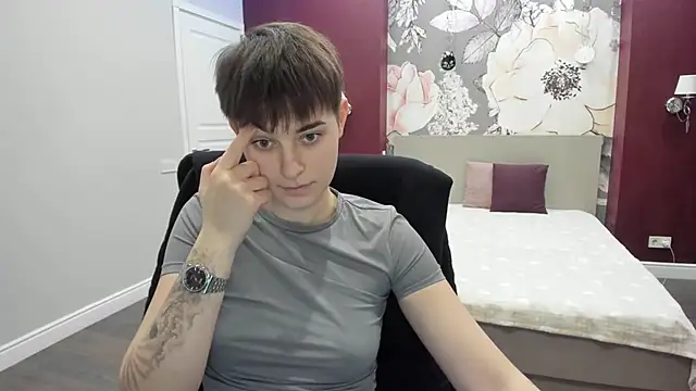 EmiliaYours online show from November 2025 02:50:01 PM