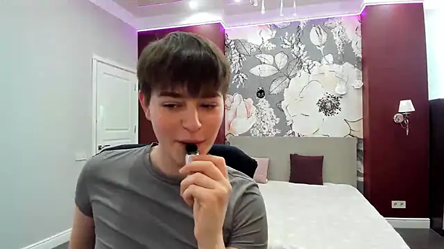 EmiliaYours online show from March 2026 02:06:01 PM