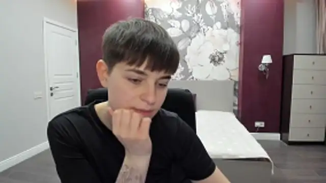 EmiliaYours online show from January 2026 04:00:02 PM