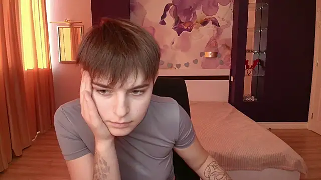 EmiliaYours online show from October 2025 01:23:01 PM