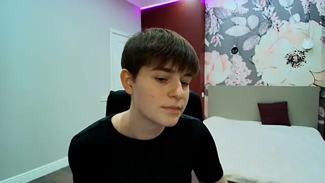 EmiliaYours online show from April 2026 02:19:01 PM