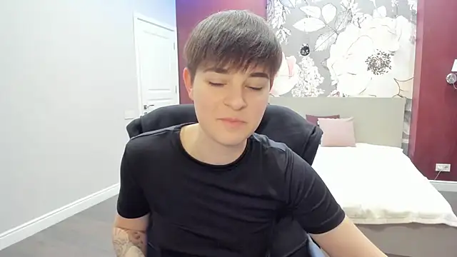 EmiliaYours online show from November 2025 03:01:02 PM