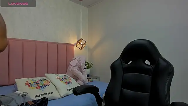 MAYROBERTSS online show from February 2025 12:06:02 PM