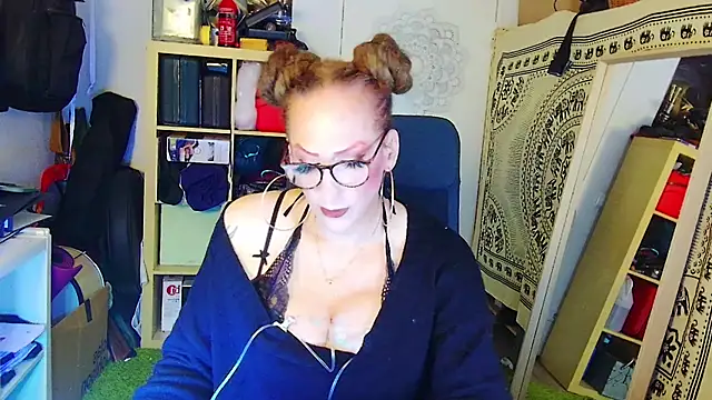 Snapshot of MaxiEmily chatting on February 2025 12:41:02 AM MaxiEmily online show from February 2025 12:41:02 AM