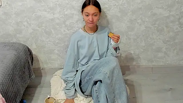 Snapshot of EllaSky_xoxo chatting on October 2025 04:52:01 PM EllaSky xoxo online show from October 2025 04:52:01 PM
