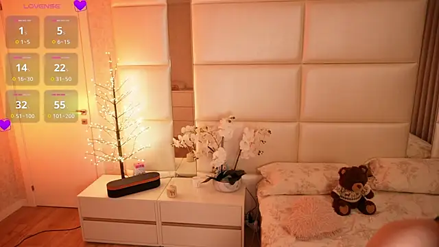 Lilly Colins online show from April 2026 06:36:02 PM