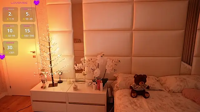 Lilly Colins online show from February 2026 07:44:01 PM