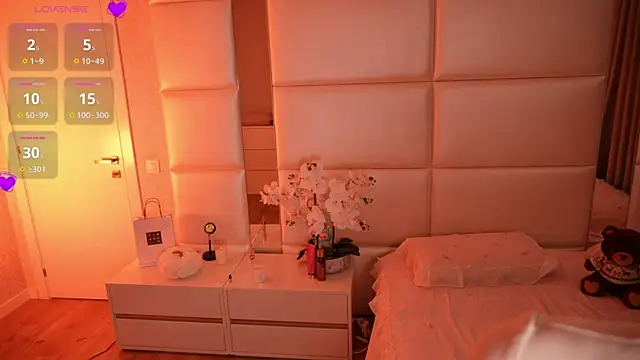 Lilly Colins online show from November 2025 08:45:01 PM