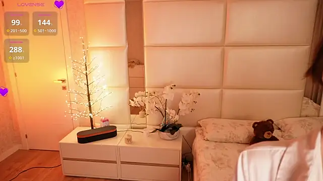 Lilly Colins online show from April 2026 07:40:02 PM