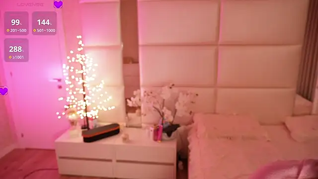 Lilly Colins online show from April 2026 07:42:01 PM