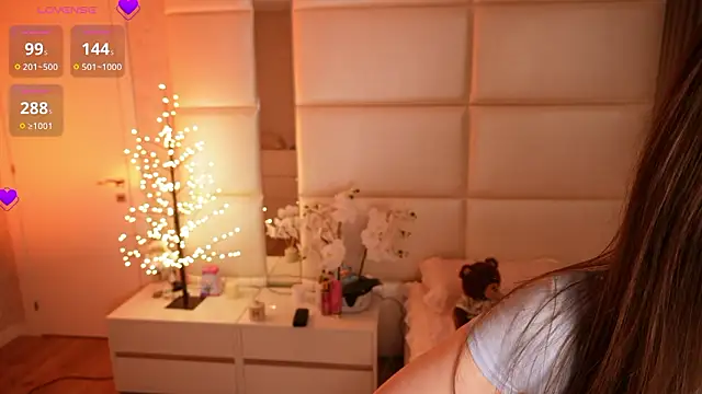 Lilly Colins online show from March 2026 07:29:01 PM