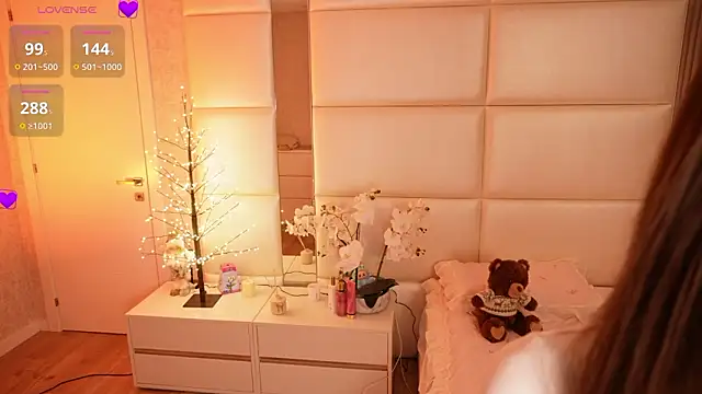 Lilly Colins online show from March 2026 07:42:01 PM