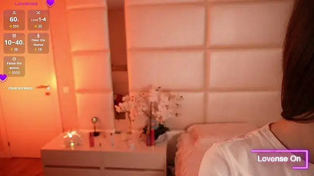 Lilly Colins online show from October 2025 08:20:02 PM