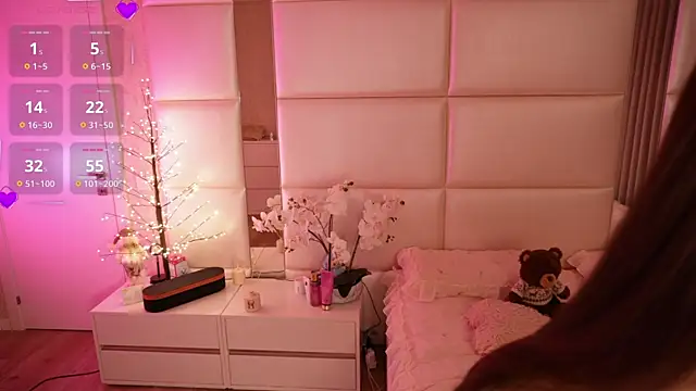 Lilly Colins online show from April 2026 09:10:02 PM