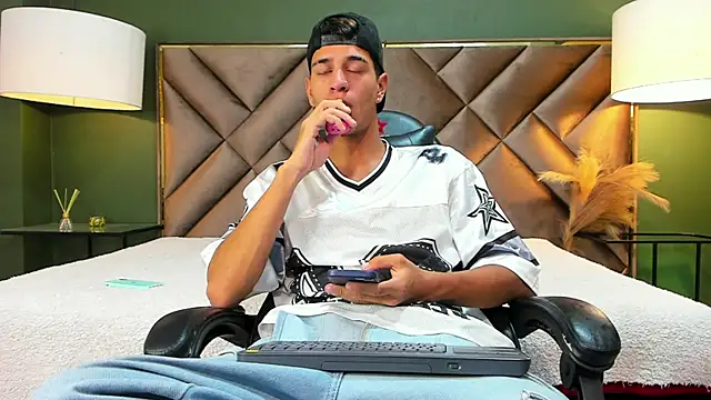 Tyler Rodriguez online show from October 2025 09:04:02 PM