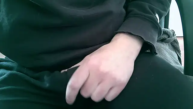 lovedoggy03 online show from October 2025 10:40:02 AM