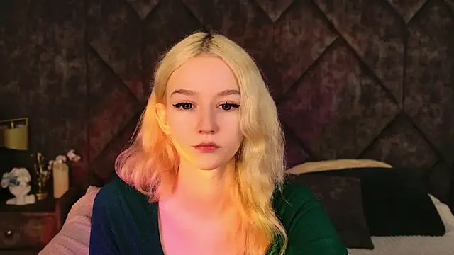 Snapshot of NaomiLoys chatting on November 2025 10:30:02 AM NaomiLoys online show from November 2025 10:30:02 AM