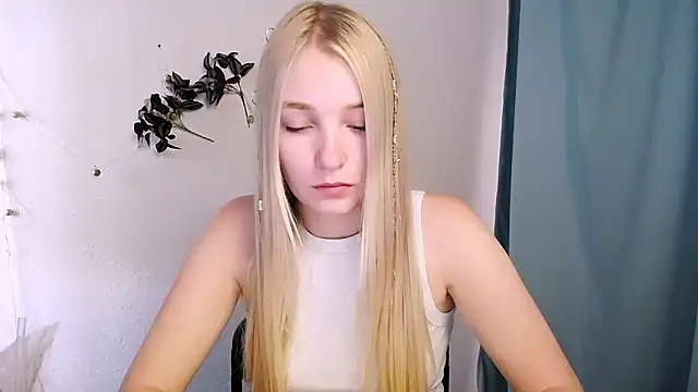 Snapshot of Queen_ofLove chatting on June 2026 08:03:01 AM Queen ofLove online show from June 2026 08:03:01 AM