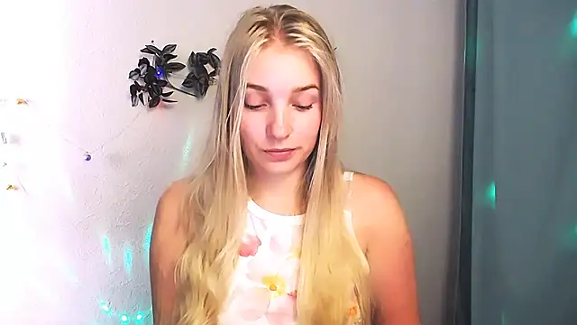 Snapshot of Queen_ofLove chatting on May 2026 10:57:02 AM Queen ofLove online show from May 2026 10:57:02 AM