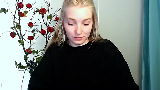 Snapshot of Queen_ofLove chatting on April 2026 01:15:02 PM Queen ofLove online show from April 2026 01:15:02 PM