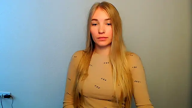 Snapshot of Queen_ofLove chatting on October 2025 11:44:02 AM Queen ofLove online show from October 2025 11:44:02 AM