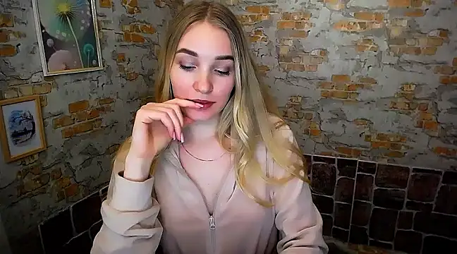 Snapshot of Queen_ofLove chatting on February 2025 04:55:01 PM Queen ofLove online show from February 2025 04:55:01 PM
