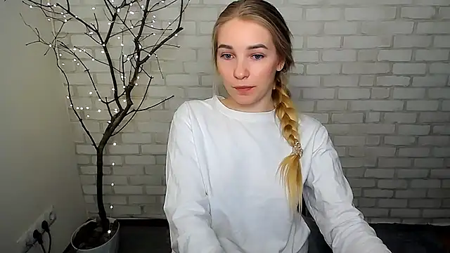 Snapshot of Queen_ofLove chatting on March 2025 06:01:01 PM Queen ofLove online show from March 2025 06:01:01 PM