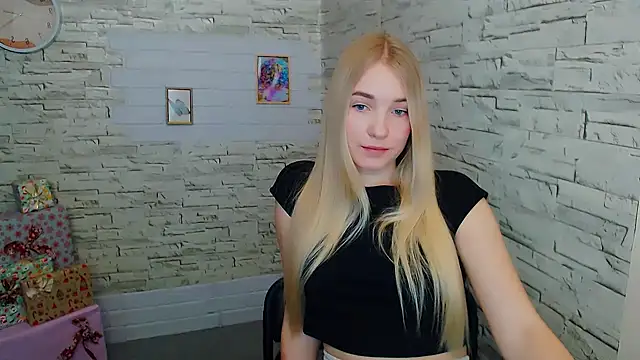 Snapshot of Queen_ofLove chatting on January 2025 12:23:01 PM Queen ofLove online show from January 2025 12:23:01 PM
