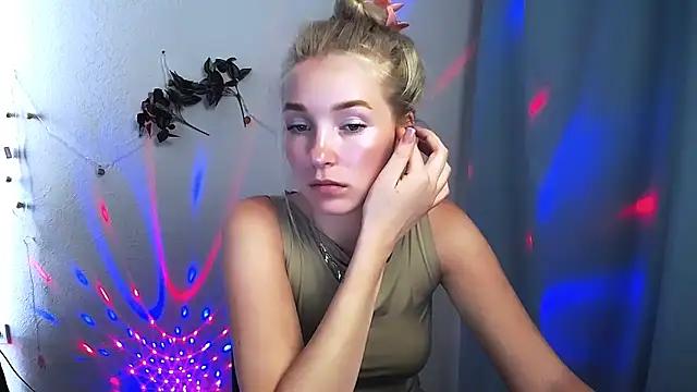 Snapshot of Queen_ofLove chatting on May 2026 11:19:01 AM Queen ofLove online show from May 2026 11:19:01 AM