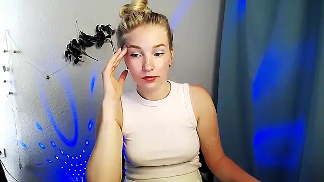 Snapshot of Queen_ofLove chatting on May 2026 10:59:02 AM Queen ofLove online show from May 2026 10:59:02 AM